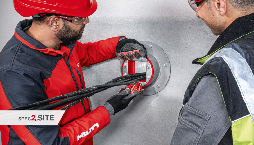 польовий інженер Hilti демонструє клієнту протипожежний рукав у електричному застосуванні