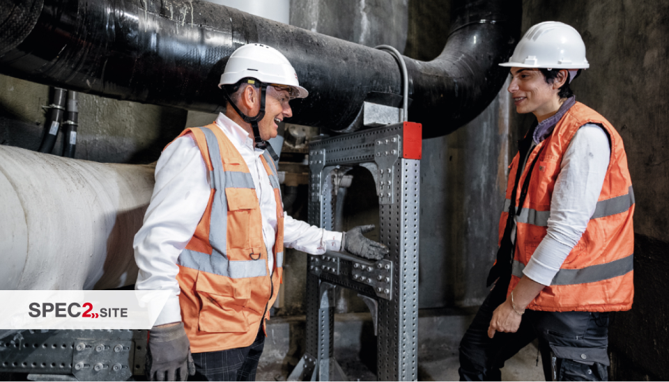 інженер Hilti та клієнт перевіряють модульну опорну систему для трубопроводів