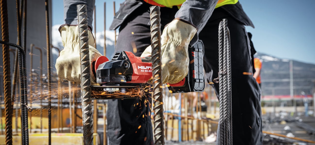 Working cutting rebar with the cordless angle grinder AG 6D-22