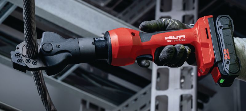 NCT 25 S-22 Акумуляторний інструмент для різання сталеалюмінієвих кабелів і тросів Акумуляторний гідравлічний інструмент, що працює за типом ножиць, для різання сталеалюмінієвих кабелів та тросів (платформа батарей Nuron) Застосування 1
