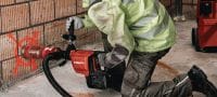 DD 150-U-22 Акумуляторна бурильна установка Акумуляторна бурильна установка для буріння вручну або на станині отворів діаметром 52-162 мм (2 - 6-3/8) у бетоні та до 252 мм (10) у цегляній кладці (платформа батарей Nuron) Застосування 1