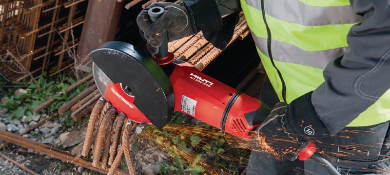 AG 230-24D Кутошліфувальна машина Кутова шліфувальна машина потужністю 2400 Вт з аварійним блокатором, поворотною рукояткою та мотором з надійними щітками з вуглецевої сталі, для дисків діаметром до 230 мм Застосування 1