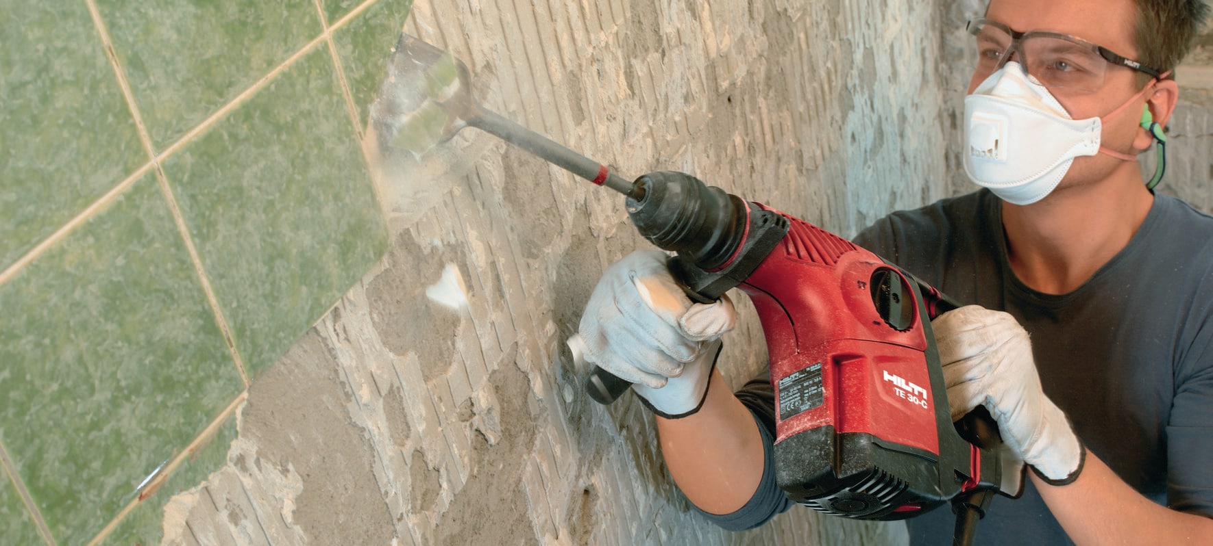 соседи которые сверлят. высверленная стена. сверлить в выходные законодательство. перфоратор в стене. мужчина с перфоратором.