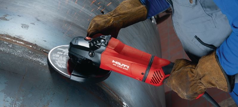 AG 230-24D Кутошліфувальна машина Кутова шліфувальна машина потужністю 2400 Вт з аварійним блокатором, поворотною рукояткою та мотором з надійними щітками з вуглецевої сталі, для дисків діаметром до 230 мм Застосування 1
