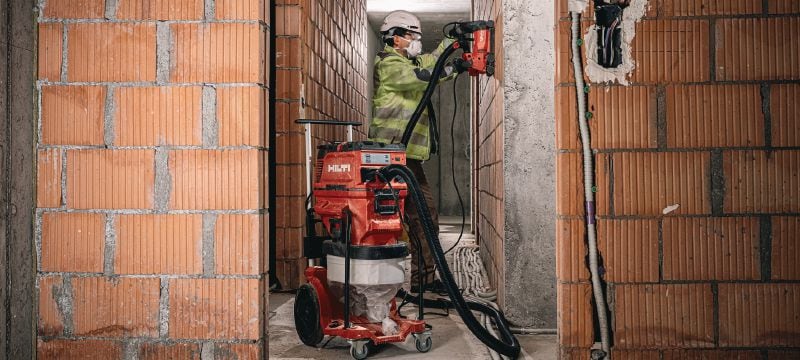 VC 40MX-CB Потужна система пиловидалення класу M з безперервними мішками Потужна система пиловидалення для підключення до електроінструментів і прибирання робочого майданчика (сухого і вологого), система з безперервними мішками Застосування 1