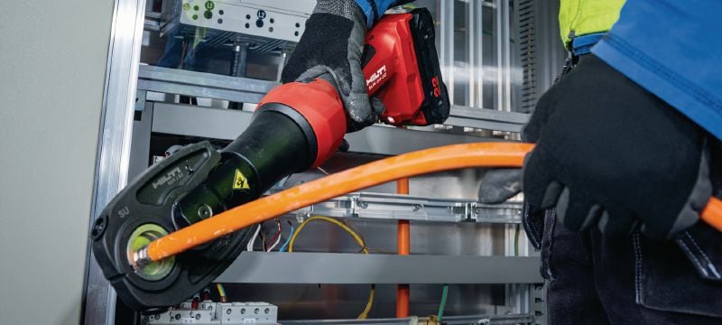 NUN 54-22 Акумуляторний інструмент для обтискання та різання кабелю, тиск 6 тонн Універсальний акумуляторний інструмент (тиск 6 тонн) зі змінними кліщами для обтискання та різання кабелю (платформа батарей Nuron) Застосування 1