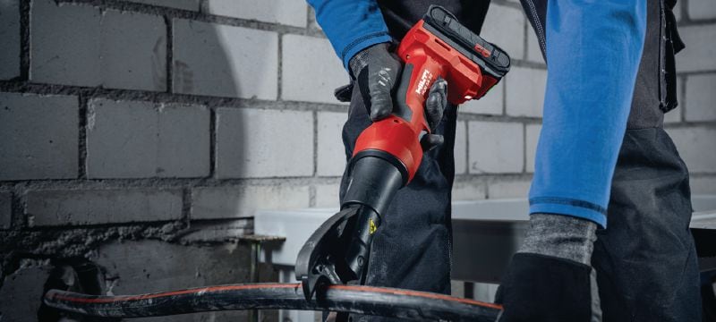 NUN 54-22 Акумуляторний інструмент для обтискання та різання кабелю, тиск 6 тонн Універсальний акумуляторний інструмент (тиск 6 тонн) зі змінними кліщами для обтискання та різання кабелю (платформа батарей Nuron) Застосування 1