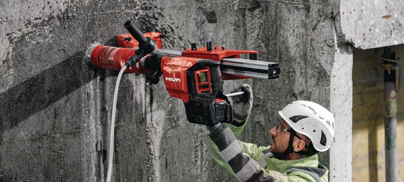 DD 150-U-22 Акумуляторна бурильна установка Акумуляторна бурильна установка для буріння вручну або на станині отворів діаметром 52-162 мм (2 - 6-3/8) у бетоні та до 252 мм (10) у цегляній кладці (платформа батарей Nuron) Застосування 1