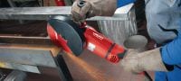 AG 230-24D Кутошліфувальна машина Кутова шліфувальна машина потужністю 2400 Вт з аварійним блокатором, поворотною рукояткою та мотором з надійними щітками з вуглецевої сталі, для дисків діаметром до 230 мм Застосування 2