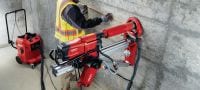 DD 250-CA Бурова установка Алмазна бурова установка для високих навантажень з розширеними можливостями та додатковим блоком управління автоматичною подачею Cut Assist для виготовлення отворів з дуже малим та дуже великим діаметром 12-500 мм Застосування 3