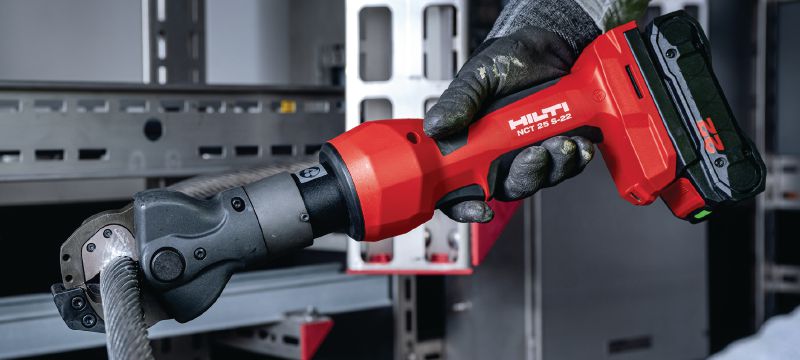 NCT 25 S-22 Акумуляторний інструмент для різання сталеалюмінієвих кабелів і тросів Акумуляторний гідравлічний інструмент, що працює за типом ножиць, для різання сталеалюмінієвих кабелів та тросів (платформа батарей Nuron) Застосування 1