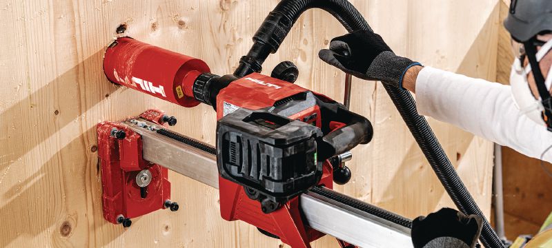 DD 150-U-22 Акумуляторна бурильна установка Акумуляторна бурильна установка для буріння вручну або на станині отворів діаметром 52-162 мм (2 - 6-3/8) у бетоні та до 252 мм (10) у цегляній кладці (платформа батарей Nuron) Застосування 1
