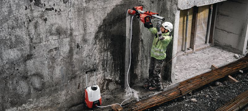 DD 150-U-22 Акумуляторна бурильна установка Акумуляторна бурильна установка для буріння вручну або на станині отворів діаметром 52-162 мм (2 - 6-3/8) у бетоні та до 252 мм (10) у цегляній кладці (платформа батарей Nuron) Застосування 1